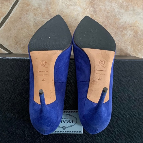 Alexander McQueen Pointed Metal-Toe Suede Pumps - Picture 10 of 13